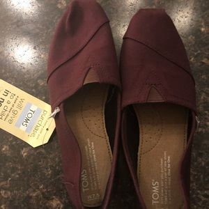 Brand new maroon Toms